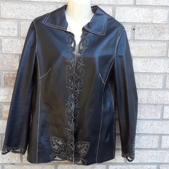 SIZE 38 EU. ESCADA black leather laser cut blazer. - Picture 8 of 8
